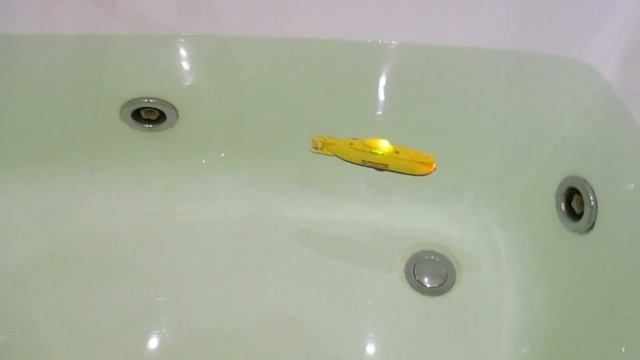 Полина первый раз запускает радиоуправляемую подводную лодку /radio-controlled submarine toy смотреть онлайн