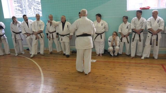 КЁКУСИНКАЙ. ПОВОРОТЫ И УДАРЫ НОГАМИ В КАТА смотреть онлайн