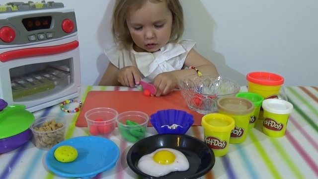 Готовим завтрак из пластилина играем игрушечной плитой Play with stove for cooki смотреть онлайн