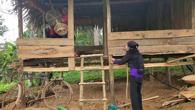 Single Mother : Faces A Cruel Mother-in-law Who Came To Destroy Her House, Build A Bathroom