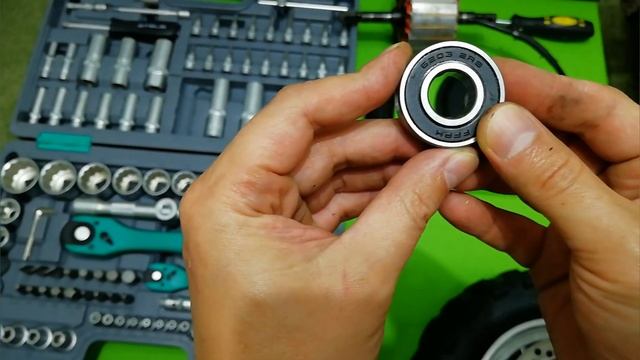 Kugoo m5. Как заменить подшипники на заднем колесе (моторколесо) смотреть онлайн