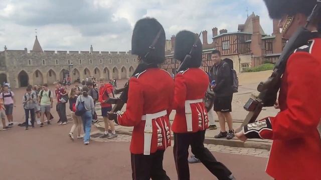Make way for the Queen's Guard windsor castle 18 August 2022 #windsorcastle смотреть онлайн