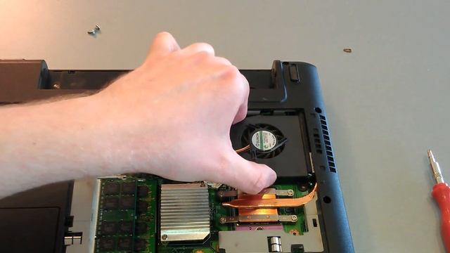 Czyszczenie laptopa FUJITSU SIEMENS ESPRIMO Mobile V5535 LAPTOP CLEANING fan tutorial смотреть онлайн