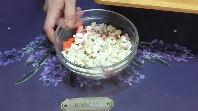 Крабовый салат с яблоком и сыром!) смотреть онлайн