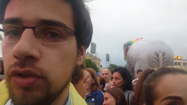 Волонтер говорит: По улицам слона водили... смотреть онлайн