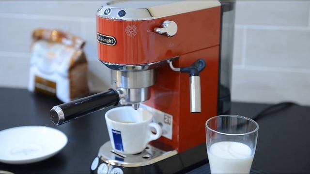Delonghi EC 680 RED. 2000 эспрессо в год, а она как новая. смотреть онлайн