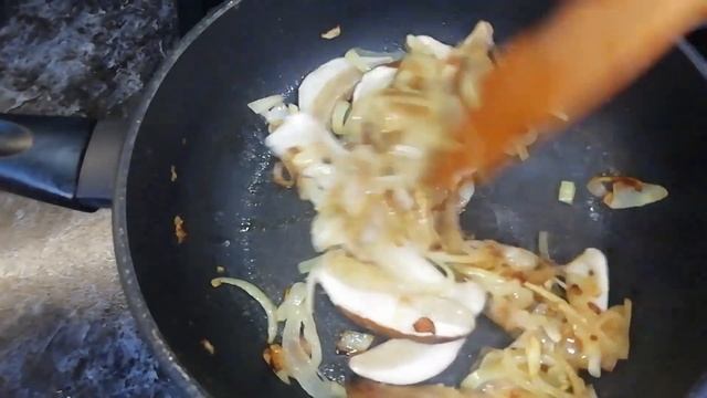 Свинина с грибами и сыром в духовке?Рецепт на праздник и на каждый день! смотреть онлайн