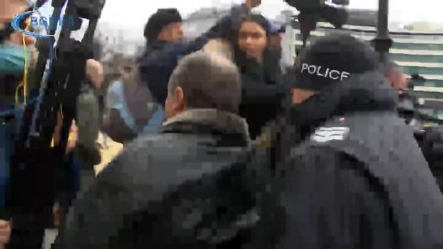 Протестиращите искат да нахлуят в сградата на парламента смотреть онлайн
