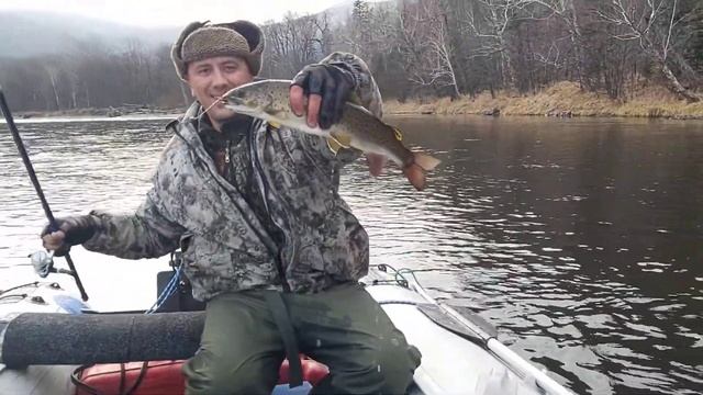 ТЕСТИРУЕМ МУШКИ, рыбалка на горной реке Хабаровского края смотреть онлайн