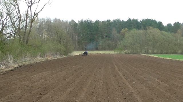 Нарезка грядок под посадку картофеля. Cutting beds for planting potatoes. смотреть онлайн
