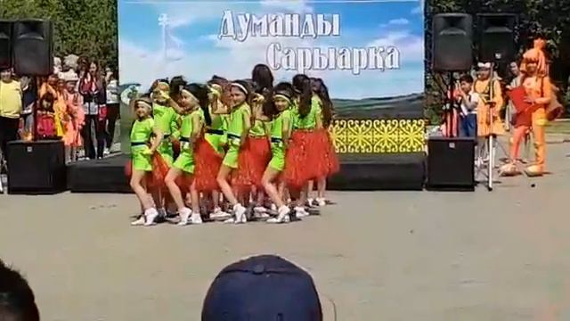 ансамдбль ГУЛЬНАР. " Стоят девчонки в сторонке" смотреть онлайн