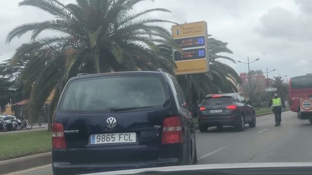 Контроли полиции на улицах Валенсии в связи с короновирусом смотреть онлайн