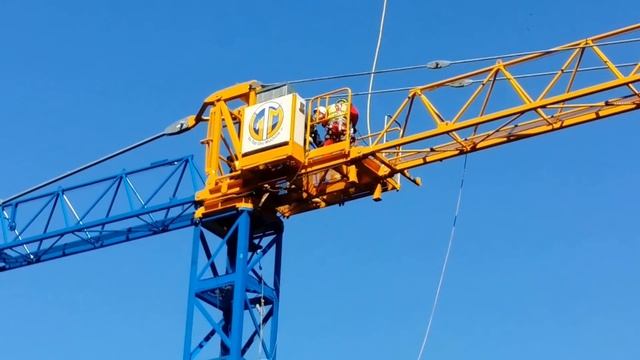 Монтаж башенного крана при помощи вертолета Комо Италия смотреть онлайн