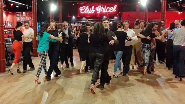 가브리엘 앙히오와 나탈리아 가메스 단체 수업 смотреть онлайн