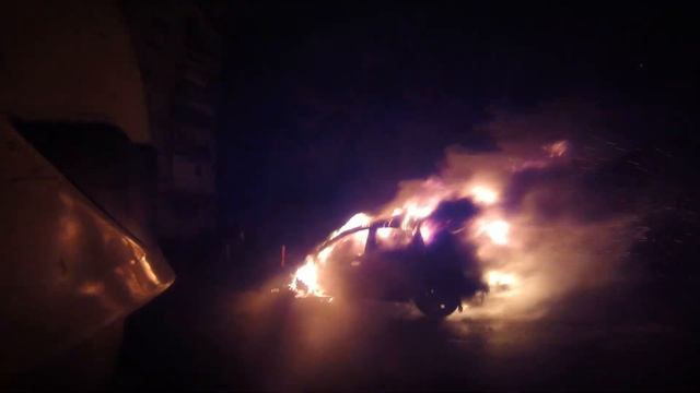 Горел автомобиль на ул. Сичеславская Набережная 10 (камера: Морокко Александр) смотреть онлайн
