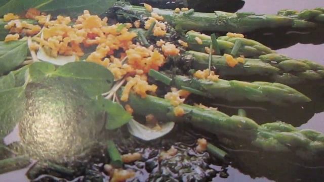 Салат из спаржи с соусом из пряной зелени.Salad of asparagus with a spicy green sauce. смотреть онлайн
