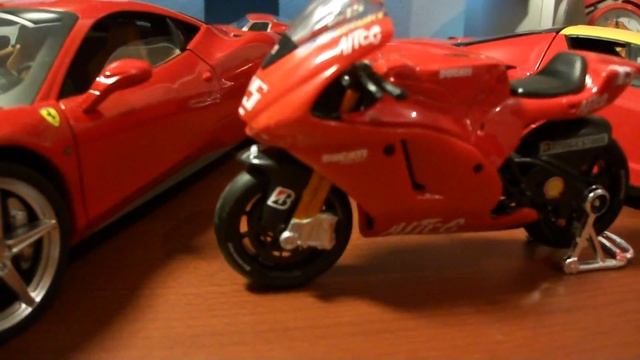 Hotwheels Elite Ferrari 458 Italia & Ferrari Enzo vs Ducati 1.18 смотреть онлайн
