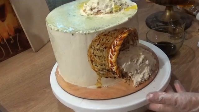 Украшение домашнего торта кремом и свежими ягодами смотреть онлайн