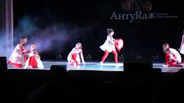 Танцы девушек в фирменных костюмах смотреть онлайн