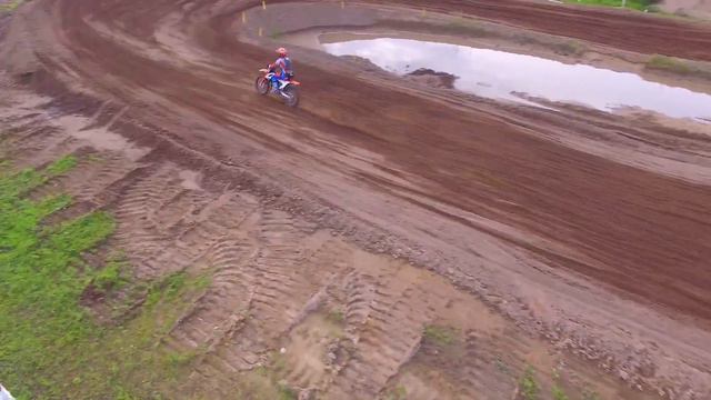 Drone Chasing Dirtbikes Around MX Track смотреть онлайн