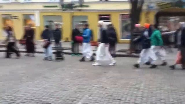 Бомж отжигает хари кришна, жесть)))) смотреть онлайн