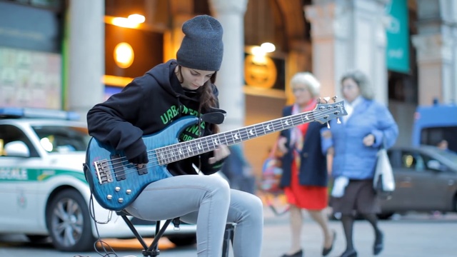 ДЕВУШКА ИГРАЕТ НА БАС ГИТАРЕ ► Очупенно Сыграла смотреть онлайн