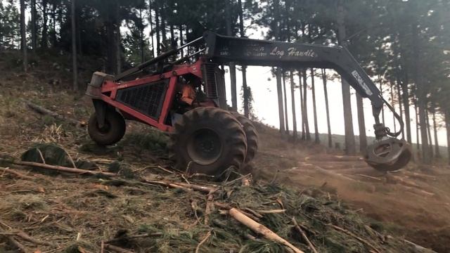 Dirker 3 Wheel Log Handler (Logger) digging its own road. смотреть онлайн