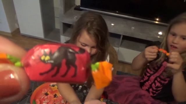 ЧЕЛЛЕНДЖ Хэллоуин найти Конфеты смотреть онлайн