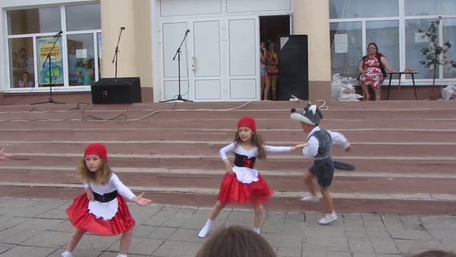 ТАНЕЦ МАЛЫШЕЙ "СЕРЫЙ ВОЛК" 01 06 2016 смотреть онлайн