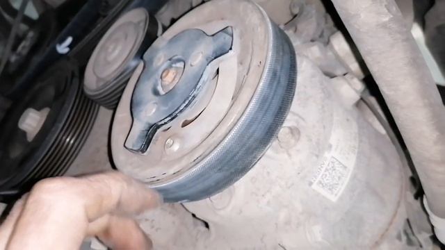 Skoda Rapid диагностика шумов в передней части двигателя. Замена АКБ. смотреть онлайн