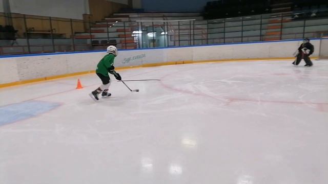 Kid's Hockey VLOG #212 Хоккейный баттл двух братьев игрока и вратаря из школы Салават Юлаев смотреть онлайн