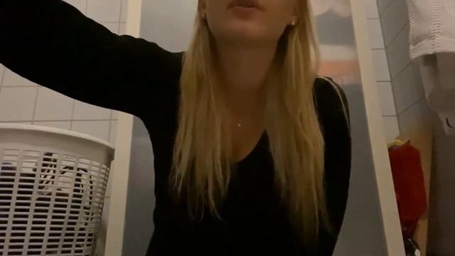 Young blonde smokes a cigarette смотреть онлайн