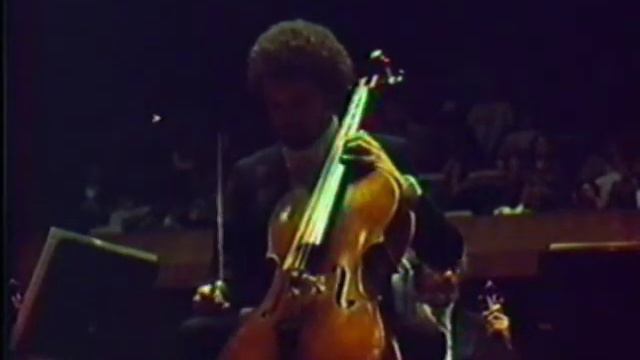 Alvaro Bitrán plays Elgar Cello Concerto first movement (fragment). смотреть онлайн