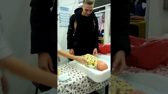 Как пеленать ребенка. Смотрите видео, все очень просто смотреть онлайн