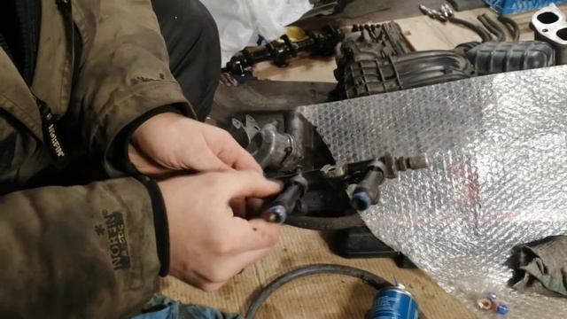 Снятие установка топливной рампы на двигателе Эвотек (4216) и замена уплотнительных колец форсунок смотреть онлайн