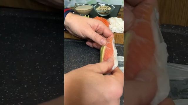 Спринг роллы с лососем