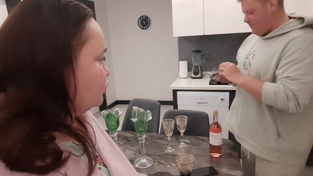 Эльвира УЛЕТАЕТ В РОССИЮ🇷🇺Решили ВЫПИТЬ ВИНА🍷 смотреть онлайн