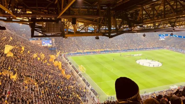 Borussia Dortmund vs. Ajax Amsterdam / CL Hymne / Pyro Dortmunder Ultras смотреть онлайн