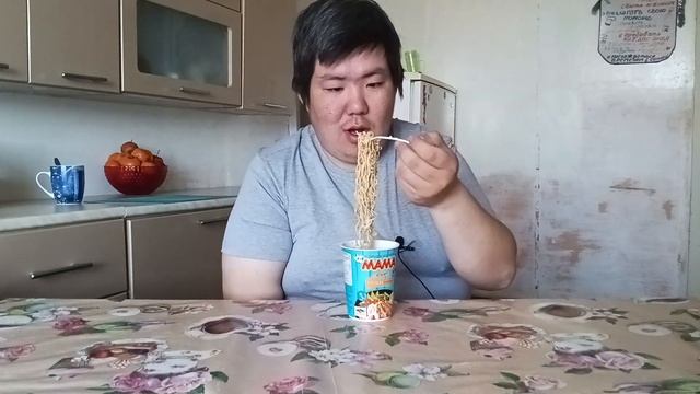 Просроченная тайская лапша. МАМА! Кушаю просрочку! смотреть онлайн