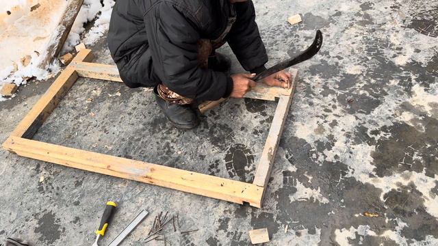 雪停了大伯找来一把柴刀，给狗狗们搭建狗窝，主打的就是温暖舒适【乡野志刚】 смотреть онлайн