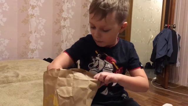 Распаковка Хэппи Мила из Макдоналдса смотреть онлайн