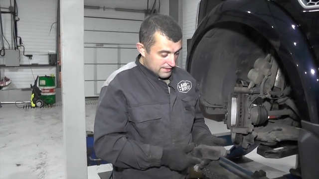 Замена передних тормозных колодок на Land Rover Discovery 3 и Discovery 4 смотреть онлайн