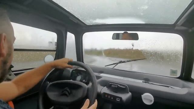 Citroën Ami sous la pluie : test de tenue de route, alors ça tient ou pas ? смотреть онлайн