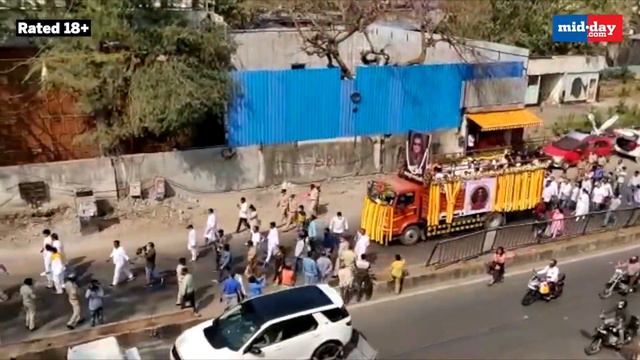 'Disco King' Bappi Lahiri Cremated In Mumbai Amid Family And Friends смотреть онлайн