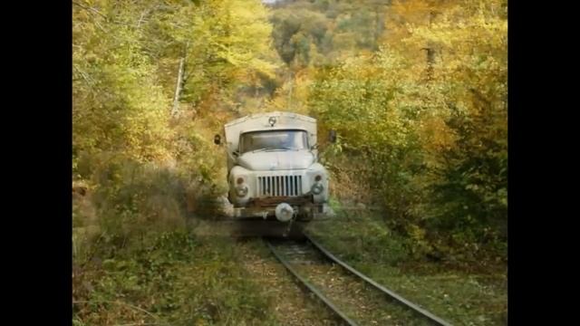 Этим автомобилям не нужны дороги - они ездят по рельсам! смотреть онлайн