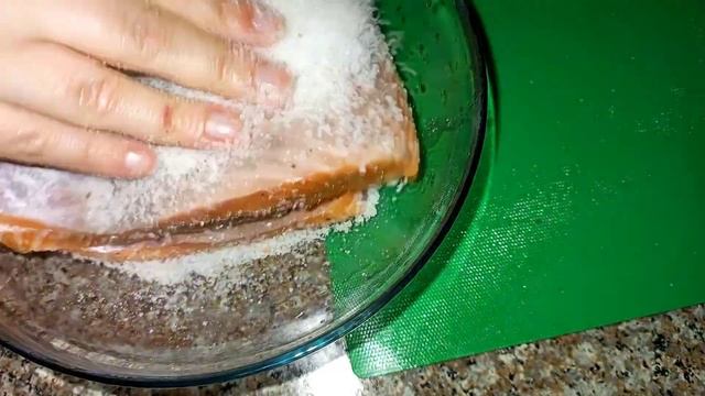 Как солить красную рыбу дома быстро и легко. смотреть онлайн