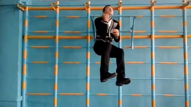 Подтягивание на одной руке смотреть онлайн