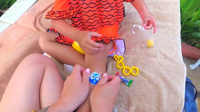 Распаковка. Happy Milka открывает большое Яйцо. kids Video смотреть онлайн