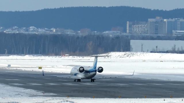 Посадка Boeing 737-700 «Газпром» и взлет CRJ200 «Ямал» смотреть онлайн