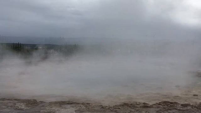 Исландия. Гейзер Строккюр (Strokkur). смотреть онлайн
